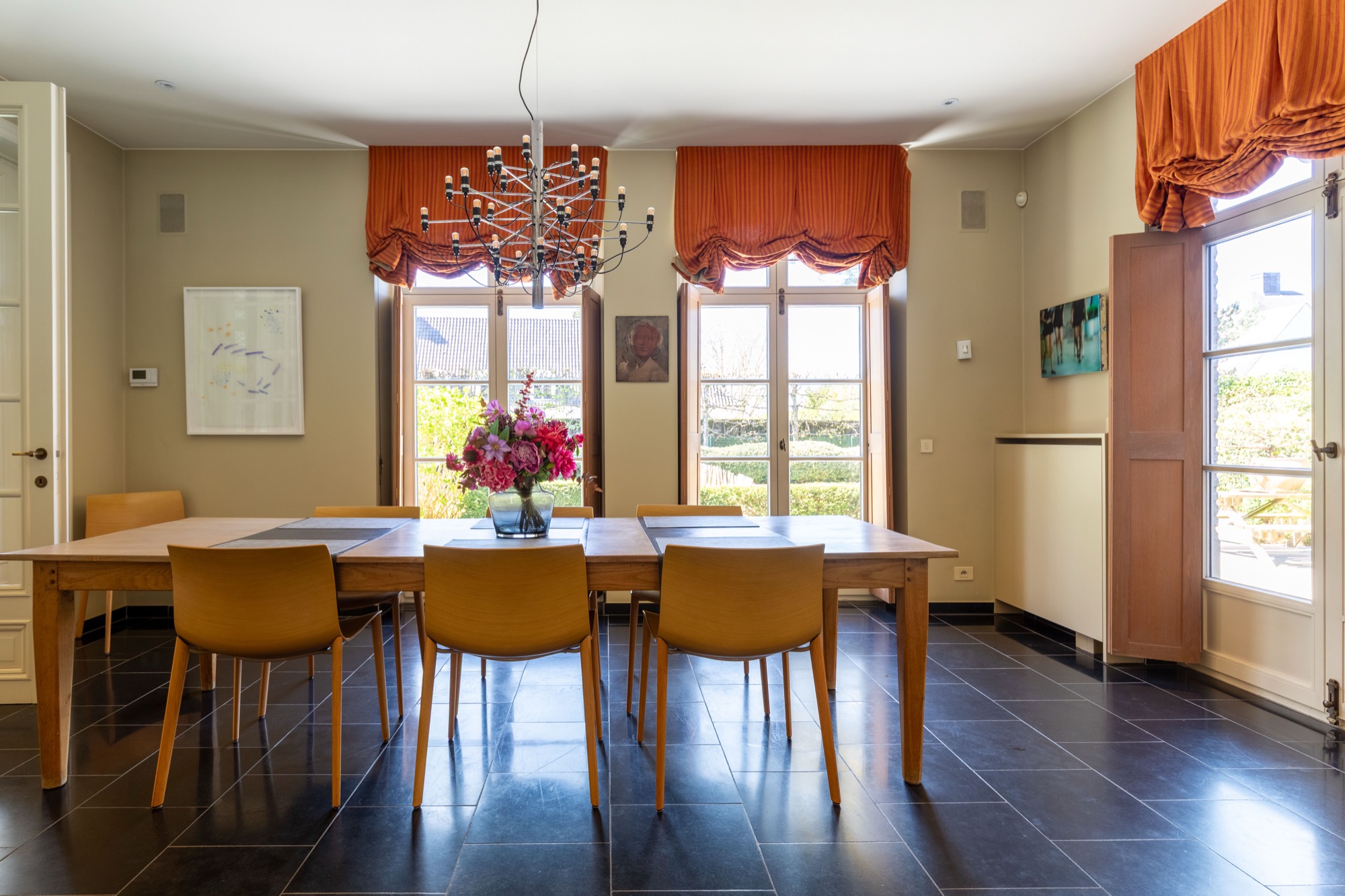 Eetkamer met zicht op de tuin