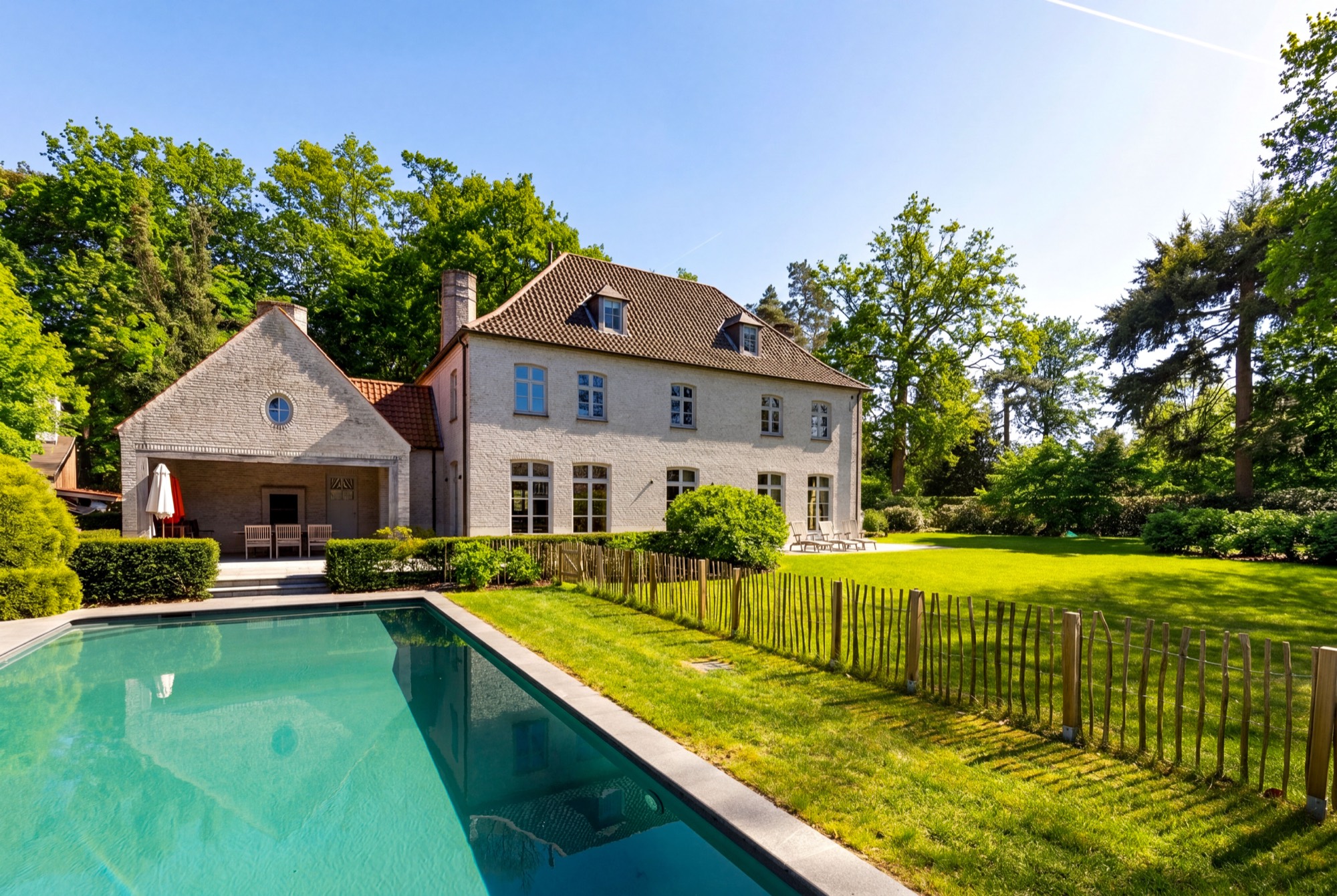 Villa vanuit de tuin