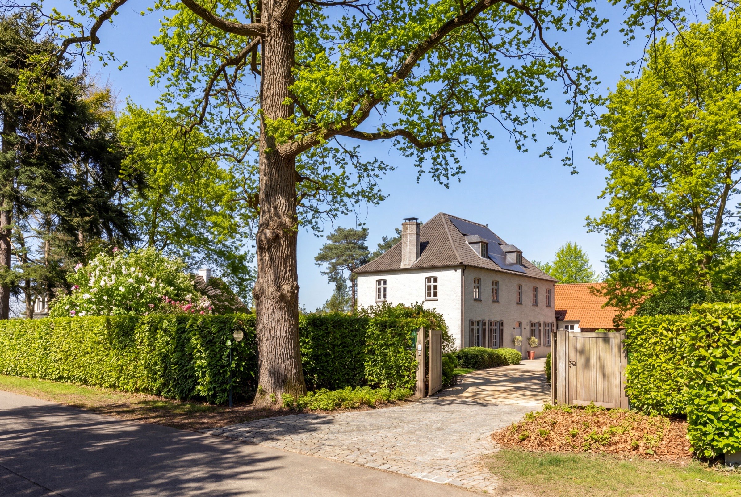 Gevel in landelijke baksteen met poolhouse zijvleugel