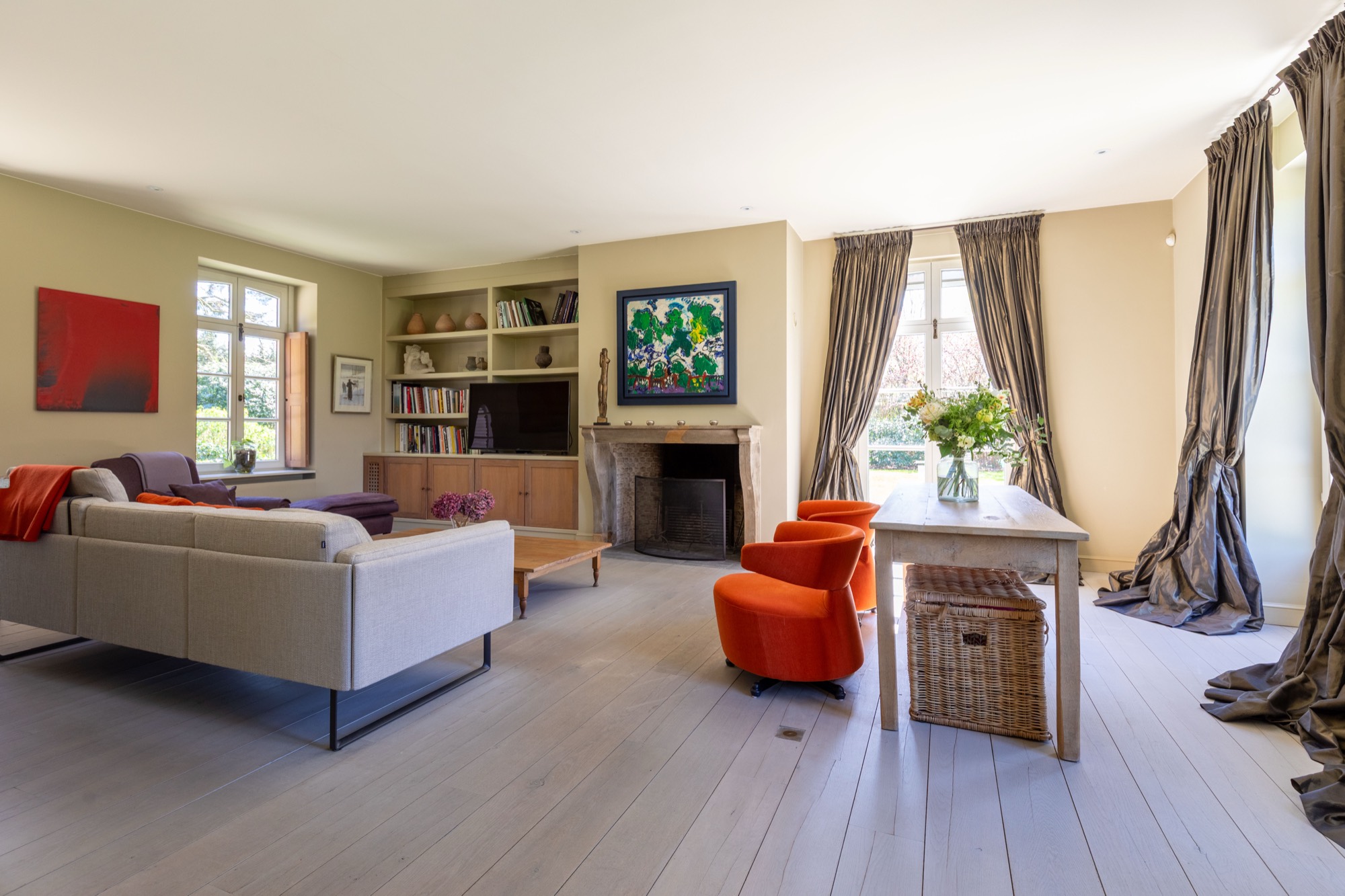 Ruime woonkamer met open haard